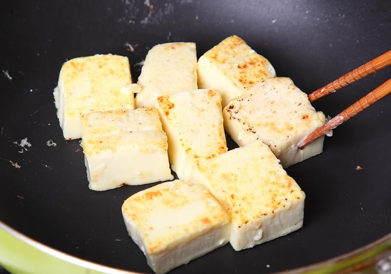 不破皮也不黏锅！4 个技巧让煎豆腐100%完美！