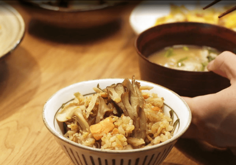 【昨日的美食】料理食谱 1：牛蒡菇菇鲑鱼炊饭