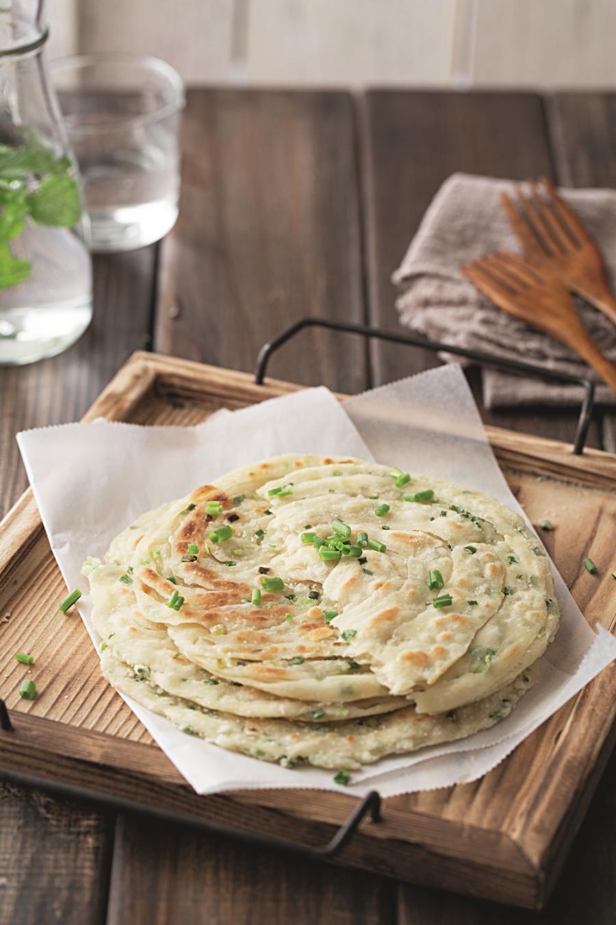 葱油饼自己做，外酥内软的关键是「折法」！